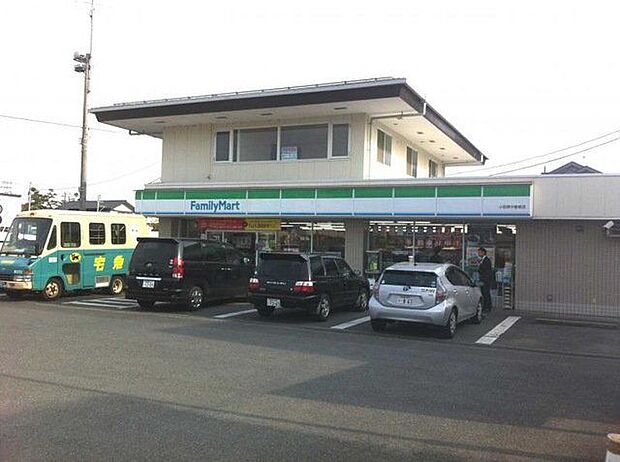 ファミリーマート小田原中曽根店 徒歩9分。 650m