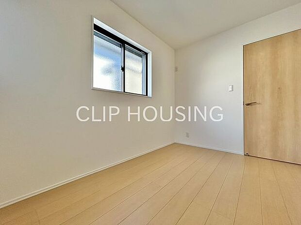 木目調のフローリングが、温もりと落ち着きを演出する洋室です。どんな家具やインテリアにも合わせやすい、飽きのこないシンプルなデザインが魅力。