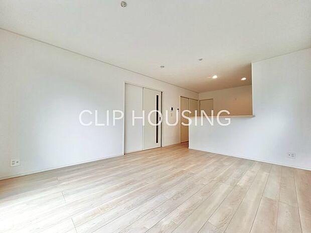 家族みんなが爽やかに健やかに過ごせるように、溢れる光をたっぷり取り込んだリビングダイニング。