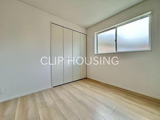 落ち着きのある木目調のフローリング。濃い色味ですので、床の汚れも目立ちません。