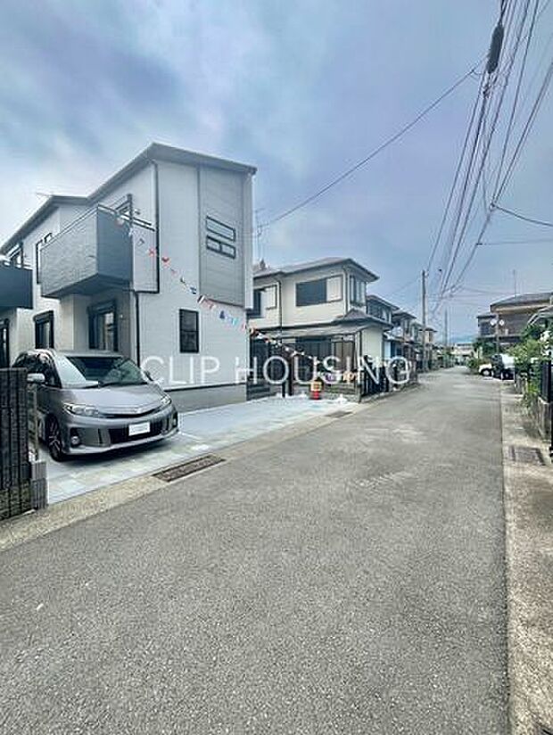 閑静な住宅地ですので前面道路の交通量も少なく安全です。