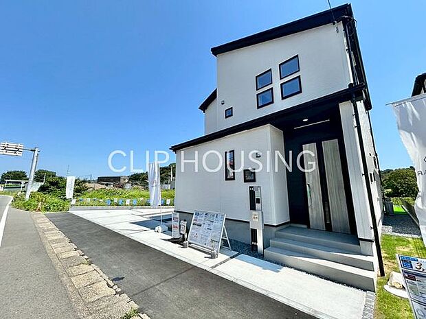 シンプルモダンな外観が特徴。前面道路は車通りが少なく、子育てにも安心です。