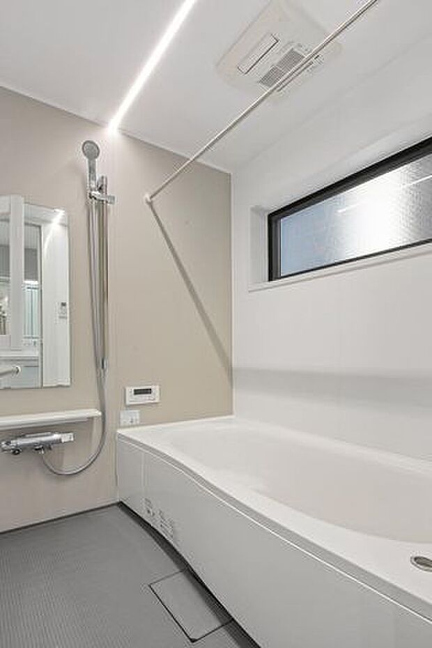 浴室は1坪タイプになっています。足を伸ばして、一日の疲れをとれます。