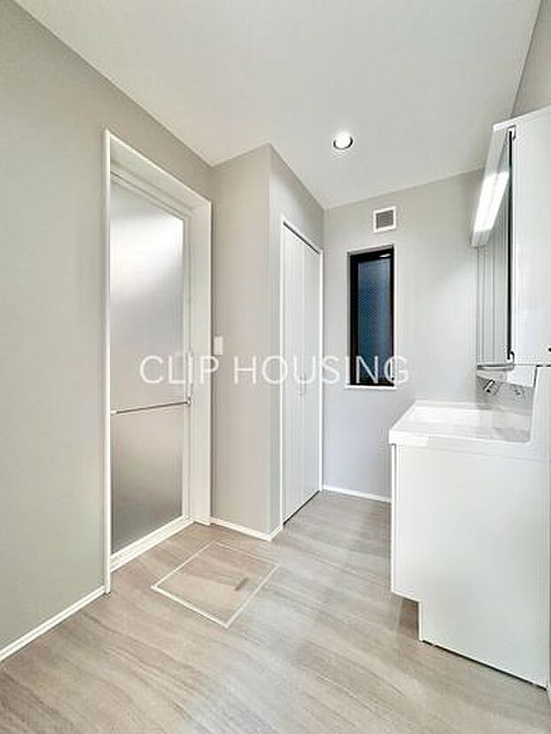 鏡裏側も収納スペースになっておりますので、普段使いのこまごました物もすっきり収納できます!