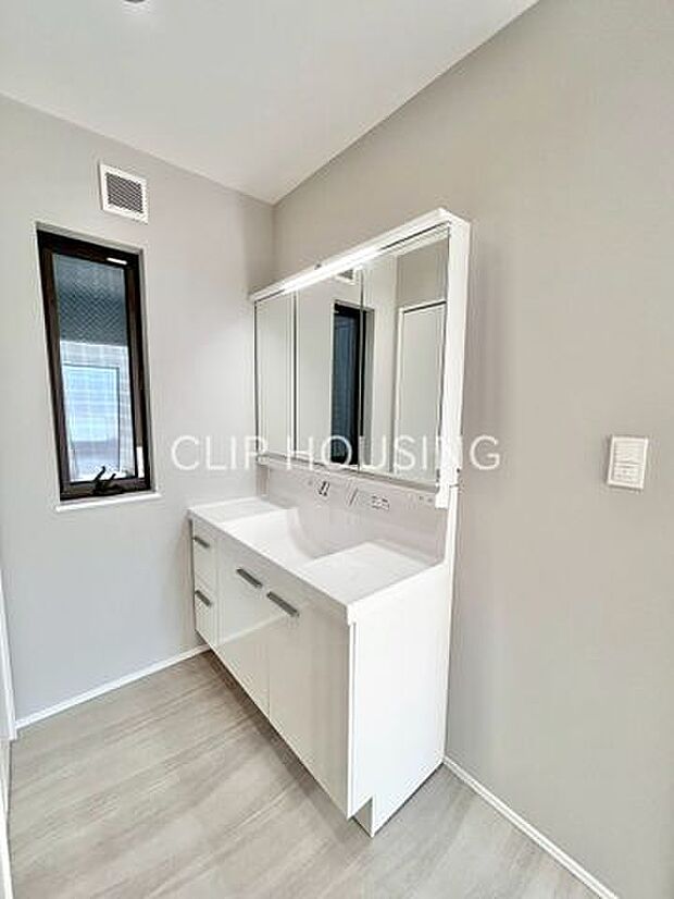 鏡裏側も収納スペースになっておりますので、普段使いのこまごました物もすっきり収納できます!