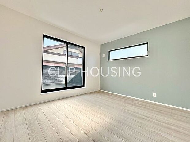 採光のとれた落ち着きのある主寝室です。