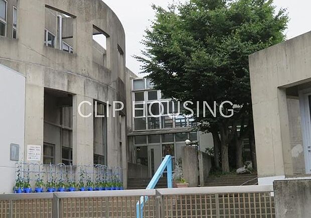 平和学園幼稚園 徒歩9分。 720m