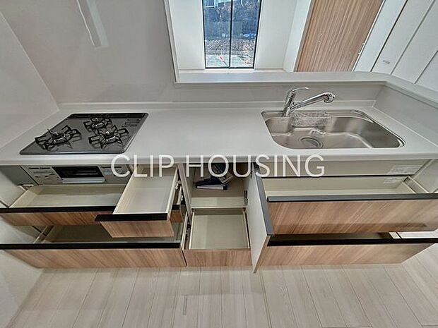 キッチンセミオープンのシックなキッチンは、使い勝手良く、見た目も気にならない、「ちょ良い」作りです。