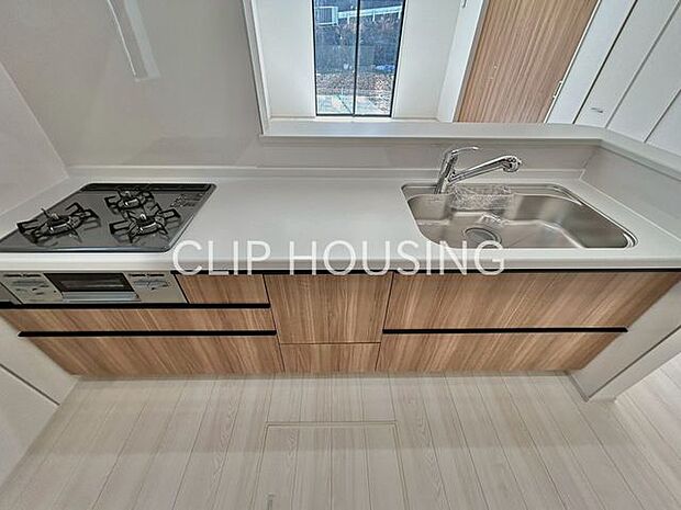 セミオープンのシックなキッチンは、使い勝手良く、見た目も気にならない、「ちょ良い」作りです。