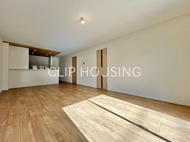 家族みんなが爽やかに健やかに過ごせるように、溢れる光をたっぷり取り込んだリビングダイニング。