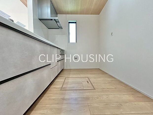 セミオープンのシックなキッチンは、使い勝手良く、見た目も気にならない、「ちょ良い」作りです。