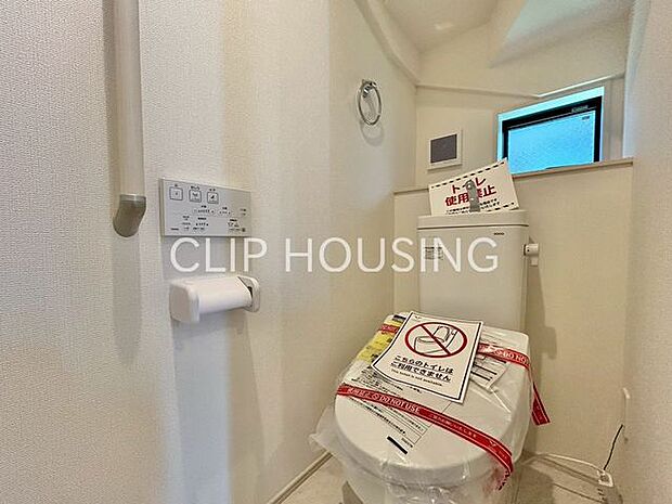 トイレットペーパーや掃除用品がストックできるスペースを確保。すぐに取り出せるため便利です。