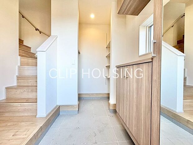 お客様をお迎えする玄関は落ち着いた雰囲気。帰り着くたびに洗練されたテイストです。