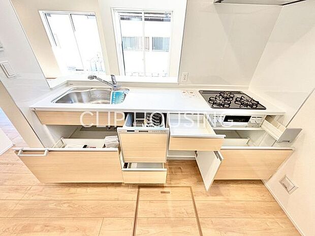 毎日の料理が楽しくなるおしゃれなキッチン。食洗機付きで後片付けもラクラクです!