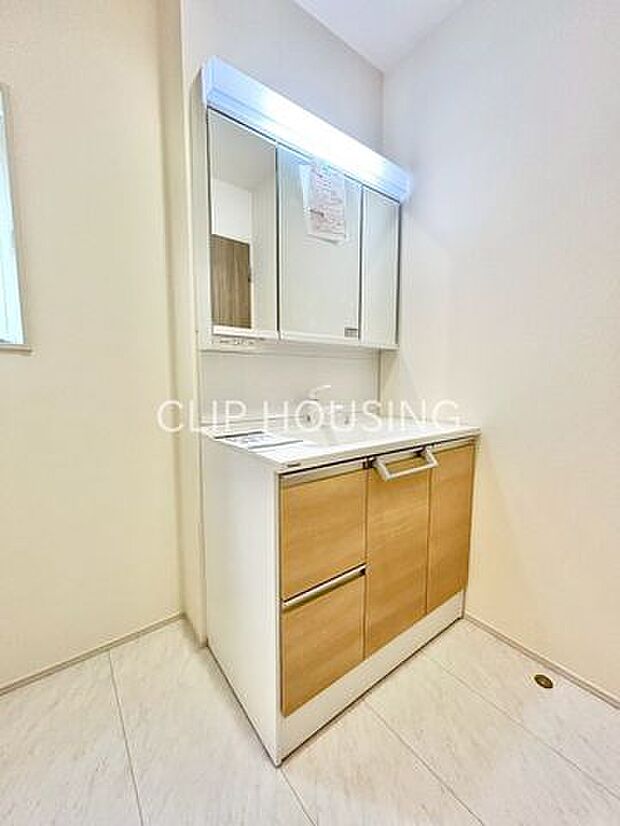 鏡裏側も収納スペースになっておりますので、普段使いのこまごました物もすっきり収納できます!