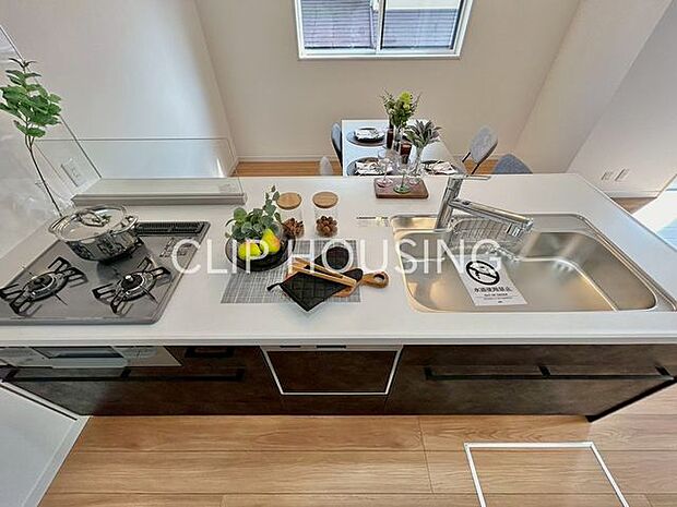 セミオープンのシックなキッチンは、使い勝手良く、見た目も気にならない、「ちょ良い」作りです。