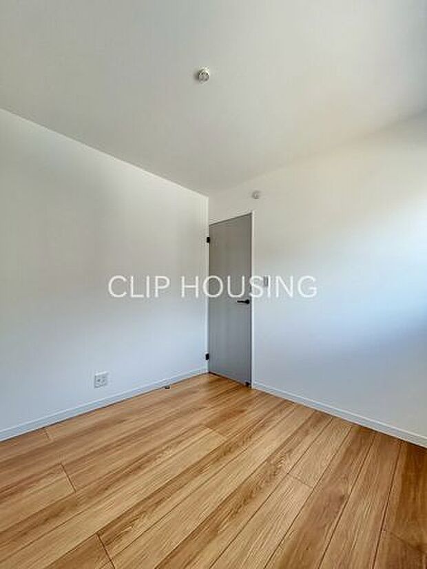 採光のとれた落ち着きのある主寝室です。