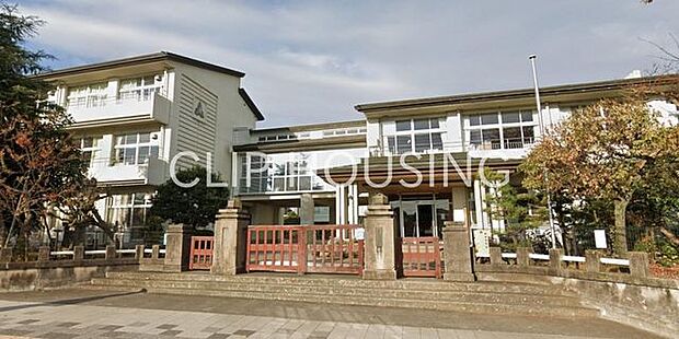 秦野市立本町小学校 徒歩11分。 870m