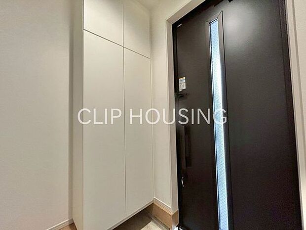 お客様をお迎えする玄関は落ち着いた雰囲気♪帰り着くたびに洗練されたテイストの空間に迎えられ誇りと喜びを感じる玄関まわりです!