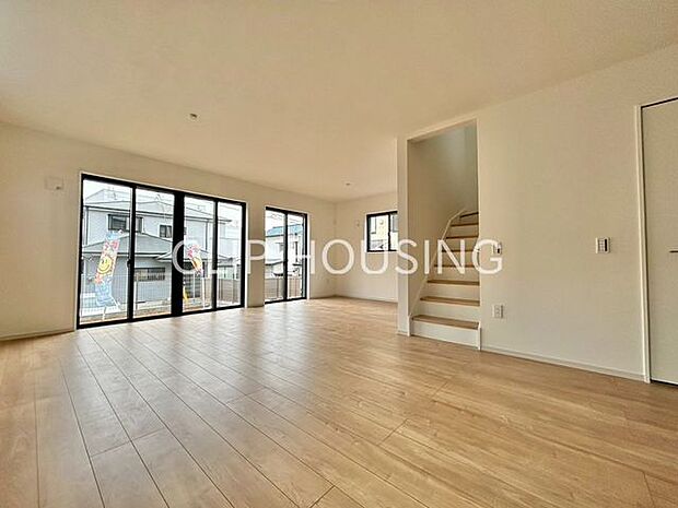 大画面TVも余裕、インテリアプランが考えやすいワイドなリビング♪