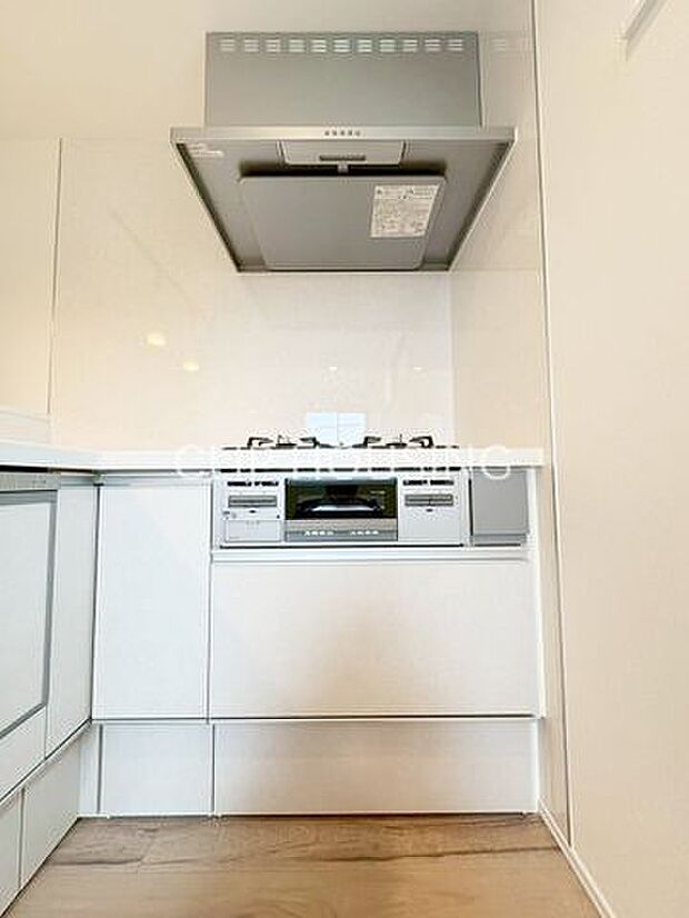 忙しい朝も、家事がはかどる時短キッチン。スタイリッシュなデザインに加え、食洗機や広々カウンターなど機能面も充実しています。