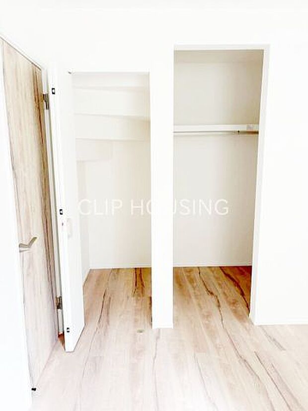 ハンガーラック付きの収納で洋服も楽々整頓できます!