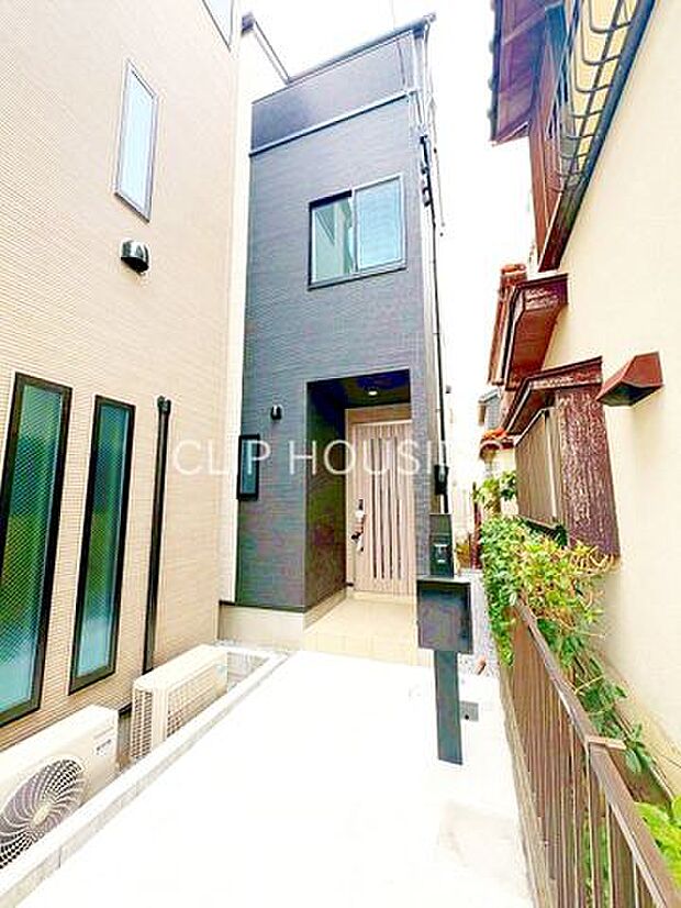 シンプルモダンな外観が特徴。前面道路は車通りが少なく、子育てにも安心です。