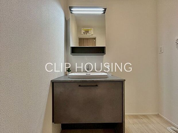 鏡裏側も収納スペースになっておりますので、普段使いのこまごました物もすっきり収納できます!