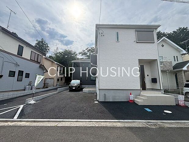 閑静な住宅地ですので前面道路の交通量も少なく安全です。