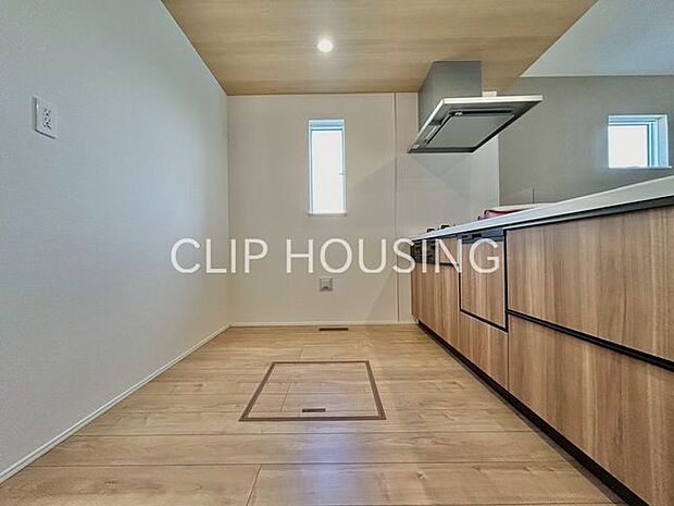 収納力があり、ビルトイン食洗器付きのシステムキッチン。