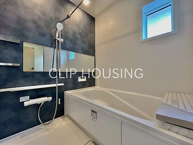 浴室は1坪タイプになっています。足を伸ばして、一日の疲れをとれます。