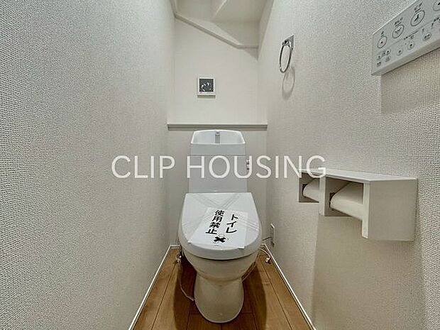 トイレットペーパーや掃除用品がストックできるスペースを確保。すぐに取り出せるため便利です。