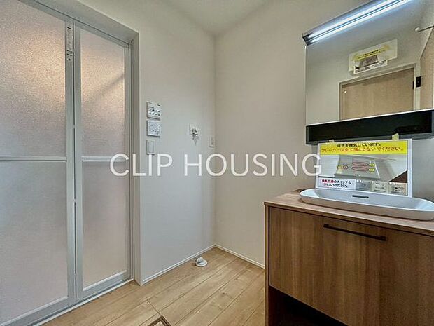 鏡裏側も収納スペースになっておりますので、普段使いのこまごました物もすっきり収納できます!