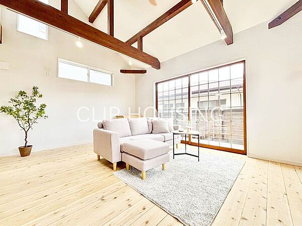 勾配天井・上部吹抜けの広々としたLDKです！