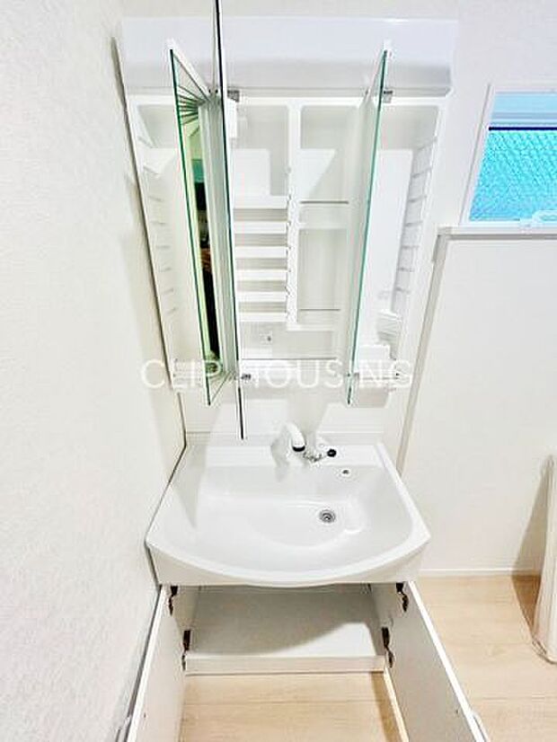 鏡裏側も収納スペースになっておりますので、普段使いのこまごました物もすっきり収納できます!