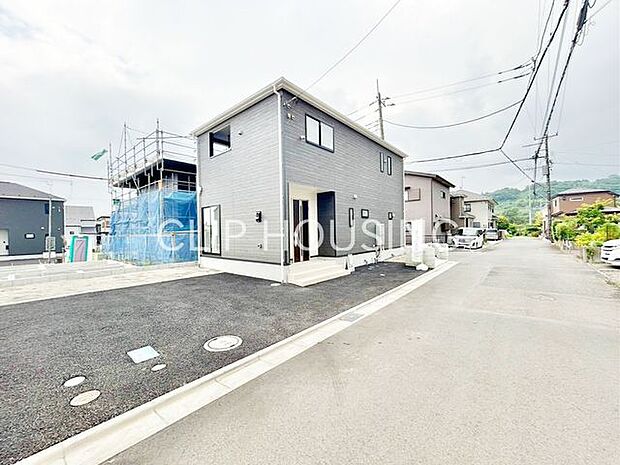 閑静な住宅地ですので前面道路の交通量も少なく安全です。