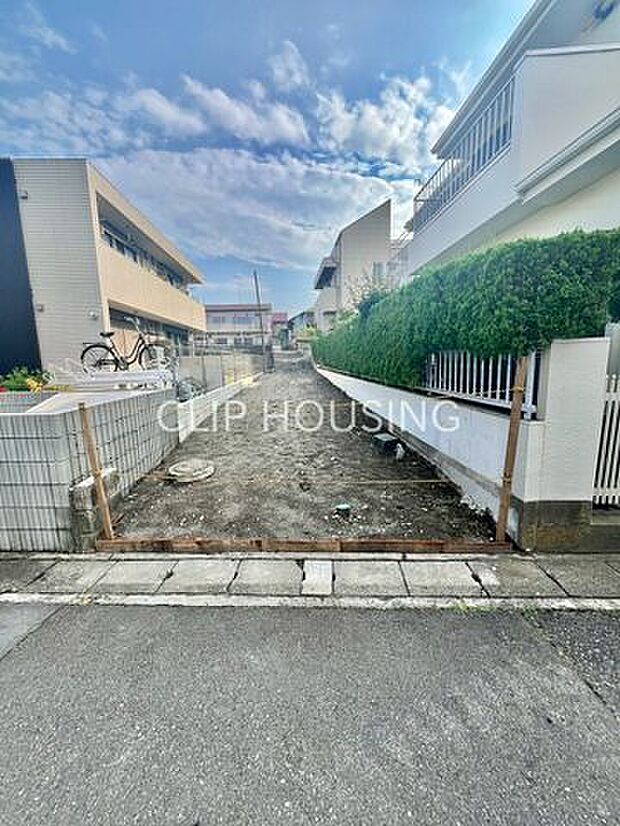 全面道路は幅員8mあり、敷地の間口は約3.69m!旗竿地ではありますが、ワンボックスカー【車種による】を停めても横を人が通るスペースがあります!