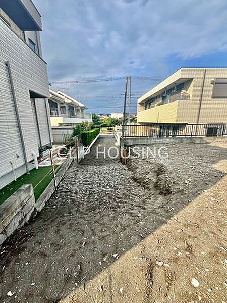 専用通路部分から本地は高低差があり、陽当たりも良く、隣地からの人目も軽減されます！