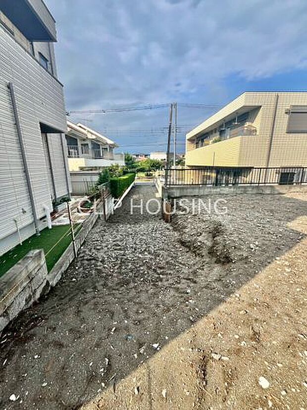 専用通路部分から本地は高低差があり、陽当たりも良く、隣地からの人目も軽減されます!