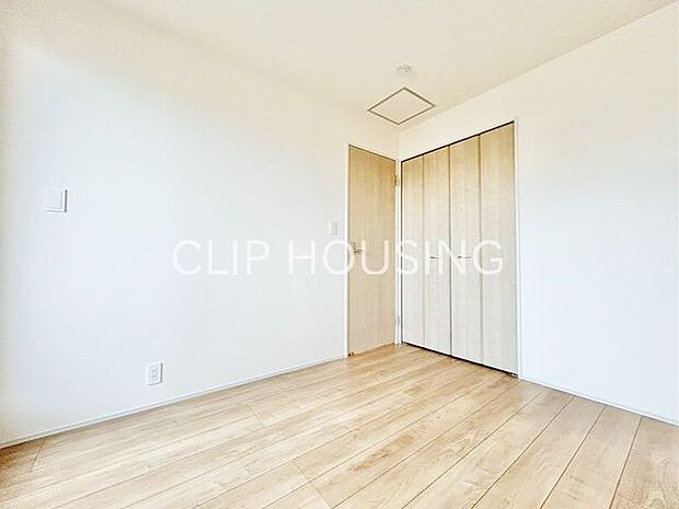 ウォークインクローゼット付きの寝室はお部屋に物を置かない生活をお手伝いいたします!