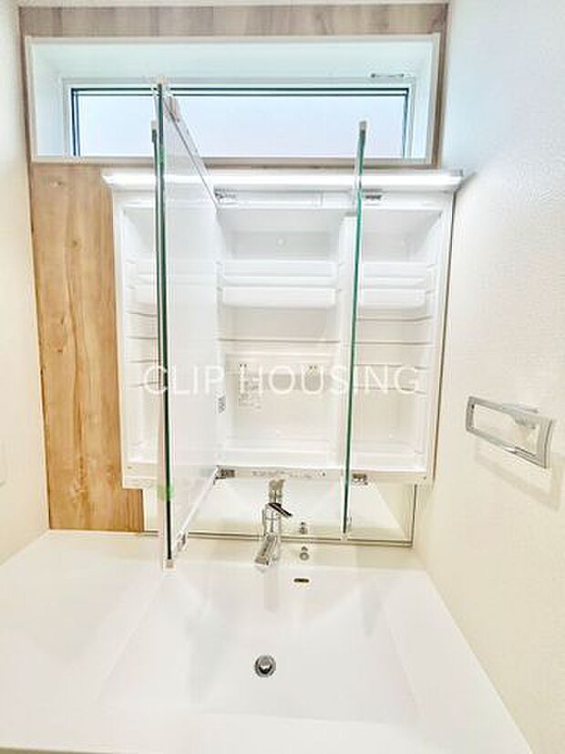 ミラー裏のラック収納で散らかりがちな小物もすっきり☆見せない収納で来客時にもうれしい。