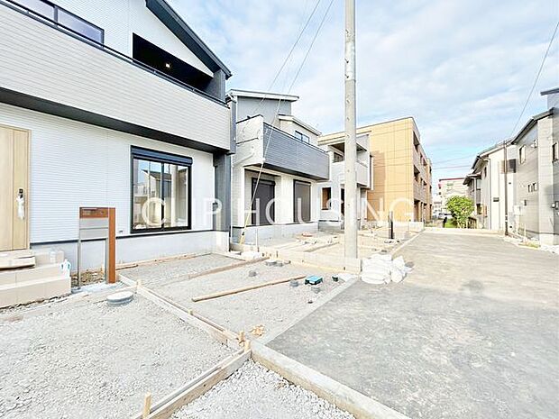 大通りから一本奥にございますので、前面道路も車通りが少なく、安心して駐車可能です。
