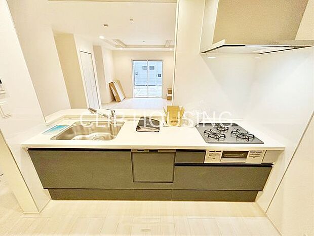 デザイン性と使いやすさを兼ね備えたキッチンは、毎日の料理が楽しくなるおしゃれ空間。食洗機付きで後片付けもラクラクです！