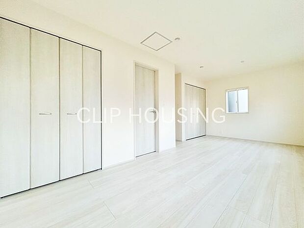 ウォークインクローゼット付きの寝室はお部屋に物を置かない生活をお手伝いいたします！