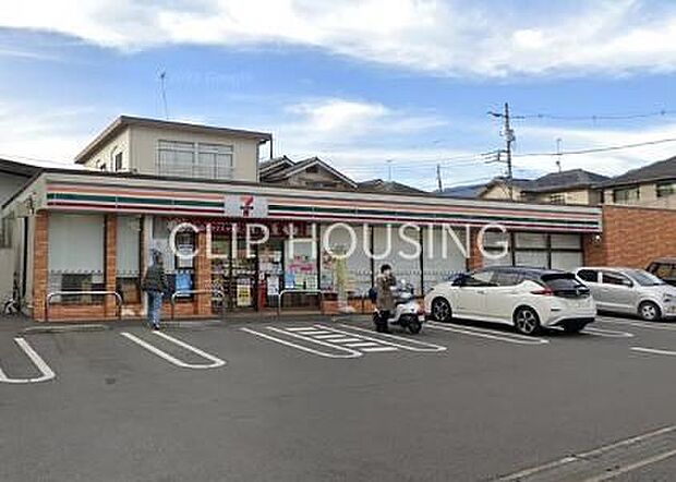 セブンイレブン秦野堀西店 徒歩7分。 560m