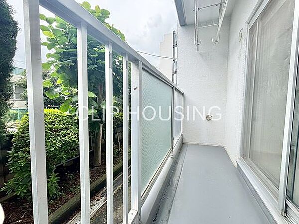 大きなバルコニーは、洋服だけでなく布団も楽々干せちゃいます！