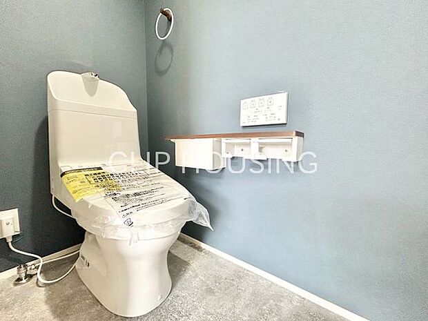 トイレットペーパーや掃除用品がストックできるスペースを確保。すぐに取り出せるため便利です。
