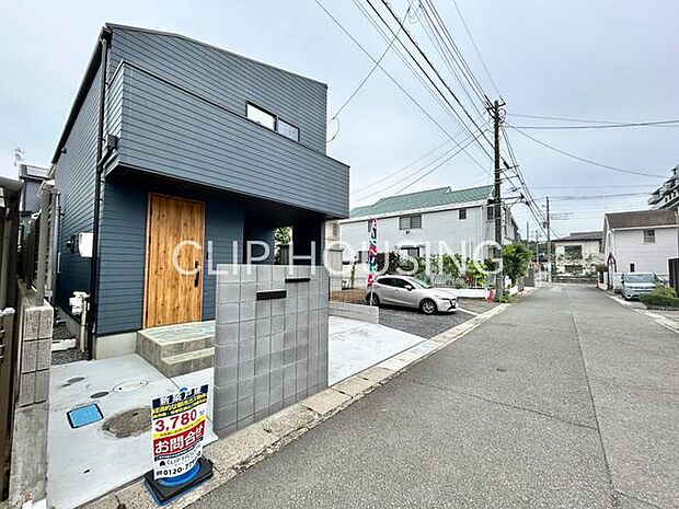 閑静な住宅地ですので前面道路の交通量も少なく安全です。