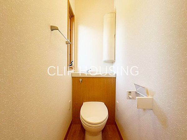 トイレットペーパーや掃除用品がストックできるスペースを確保。すぐに取り出せるため便利です。