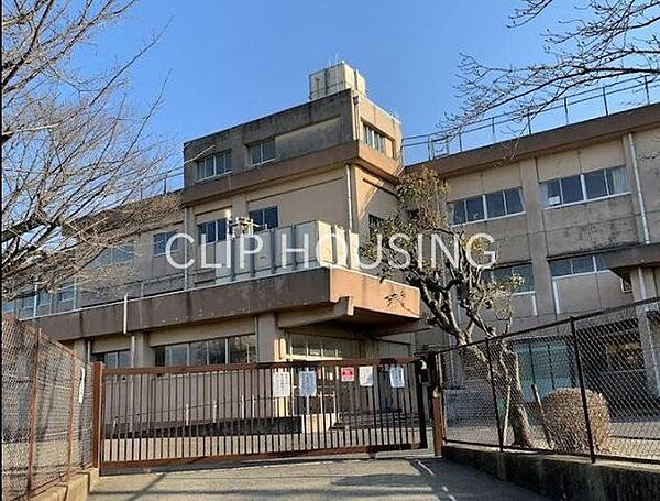 平塚市立港小学校 徒歩9分。 720m